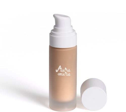 En beige foundationflaske med hvit pumpe og lokk, merket 'Muru Muru', på hvit bakgrunn.