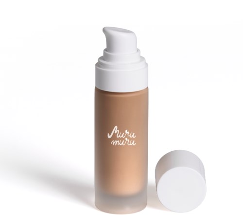En flaske med flytende makeup eller foundation med pumpe og et separat hvitt lokk.