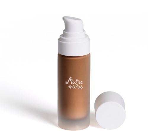 Et sminkeprodukt med lys beige væske, hvit hette og etikett med "Muru Muru".