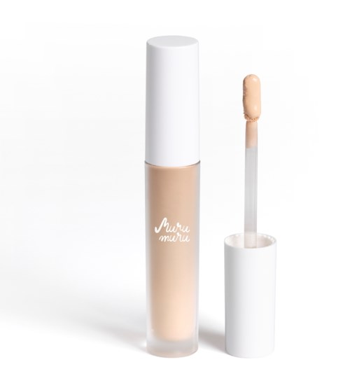 En beige flytende concealer eller foundation i en gjennomsiktig tube med hvit lokk og applikatorspiss.