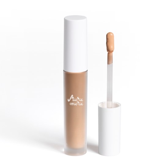 En beige flytende concealeren eller foundationflaske med hvit hette, og en applikatorstang med litt produkt.