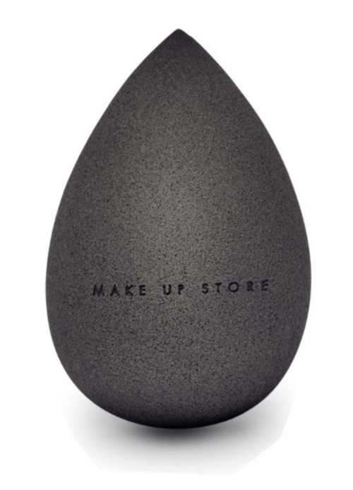 En svart sminksvamp med texten 'MAKE UP STORE' på, används för makeupblandning.