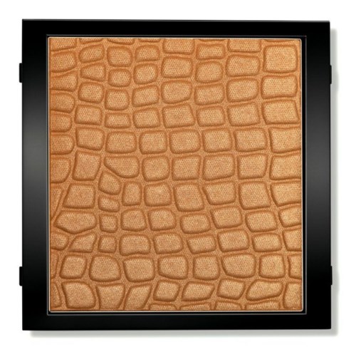 En komp makeup-palett med en texturerad giraffmönster i varma beige nyanser och ett svart skal.