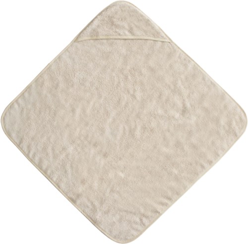 En mjuk, benvit, lurvig filt som är vikt i ett diamantformat.