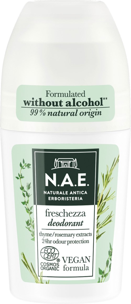 En hvit deodorant med grønn og svart tekst, nevner at den er alkoholfri, vegansk, naturlig, og inneholder timian og rosmarin.