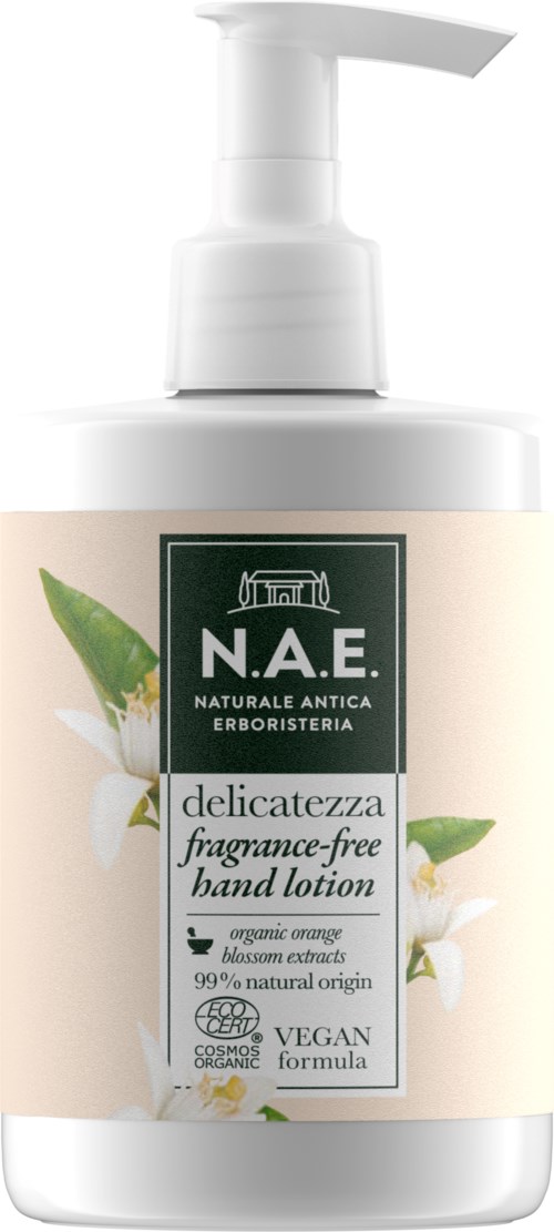En vit flaska med pump innehåller doftfri handkräm. Etiketten visar naturliga ingredienser och är miljövänlig.