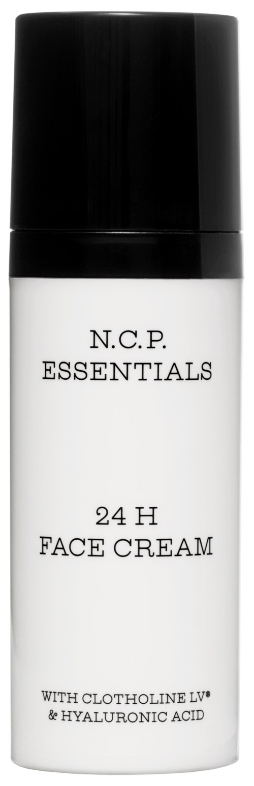 En hvit flaske med svart lokk, merket N.C.P. Essentials 24H Face Cream, inneholder clotholine og hyaluronsyre.