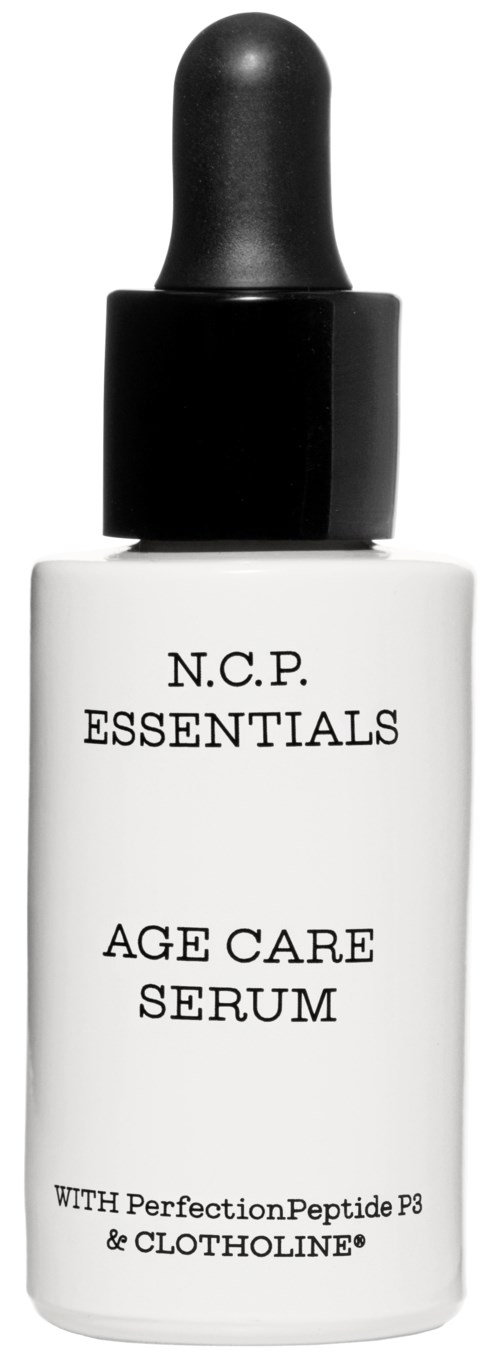 En hvit flaske med svart pipette som er merket N.C.P. ESSENTIALS Age Care Serum.