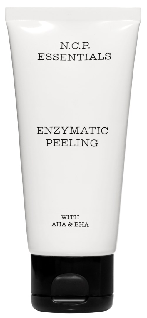 En vit tub med hudvårdsprodukt märkt "N.C.P. ESSENTIALS ENZYMATIC PEELING WITH AHA & BHA" med svart lock.