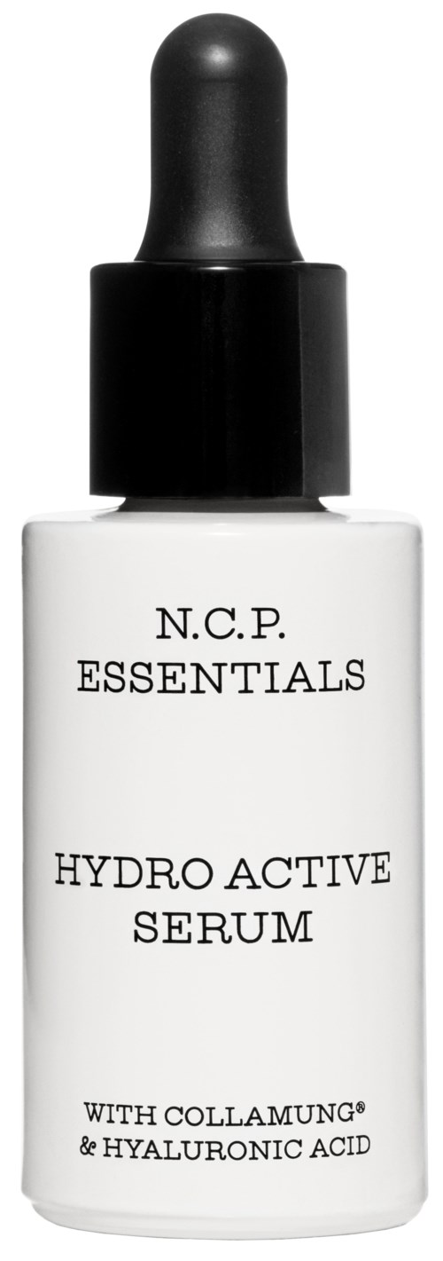 En liten hvit flaske med svart pipetteskaft. Den har teksten N.C.P. Essentials Hydro Active Serum med kollagen og hyaluronsyre.