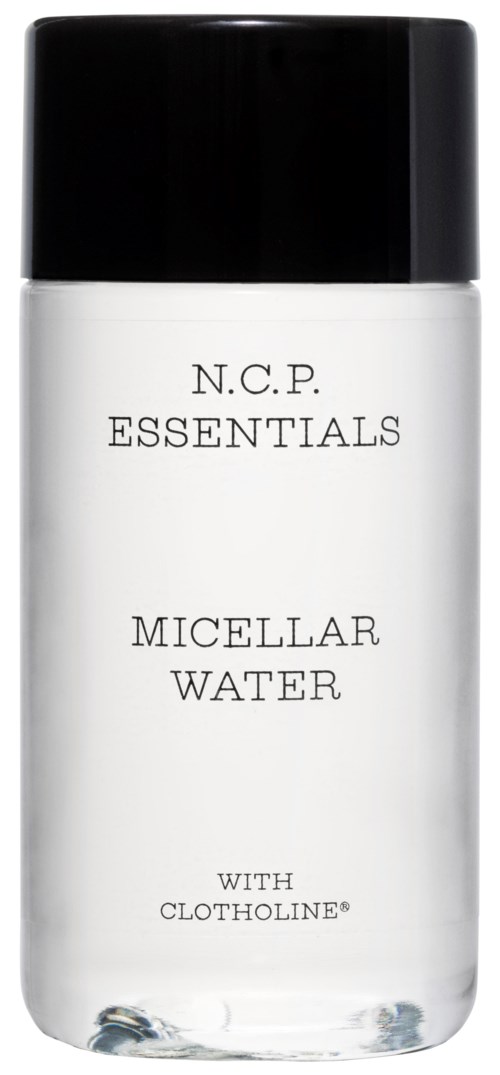 En hvit flaske med svart lokk merket 'N.C.P. ESSENTIALS MICELLAR WATER med CLOTOLINE' for hudpleie.