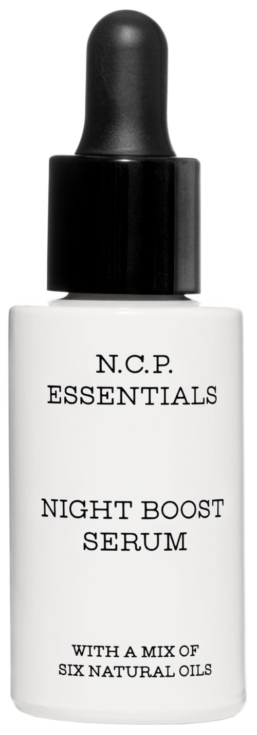 En liten hvit flaske med svart pipette lokk, etiketten sier N.C.P. Essentials Night Boost Serum, med naturlige oljer.