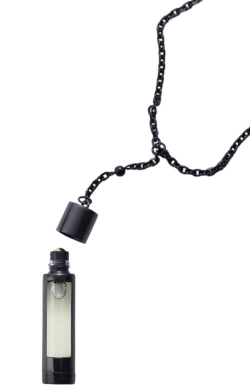 En svart flaska med lock hänger i ett långt svart halsband, kedjan är löst arrangerad.