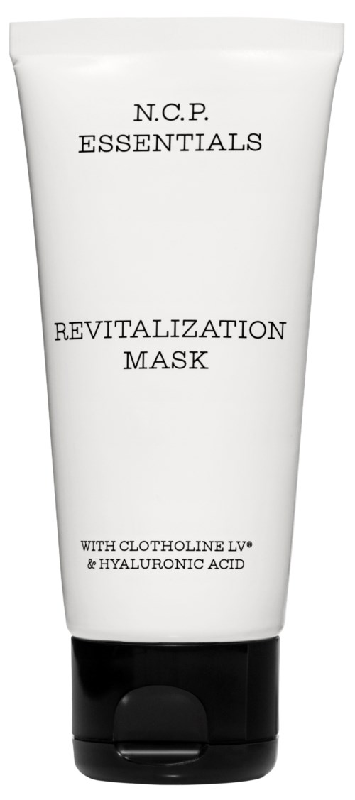 En vit tub med N.C.P. Essentials Revitalization Mask med svart lock. Den nämner ingredienserna clotholine och hyaluronsyra.