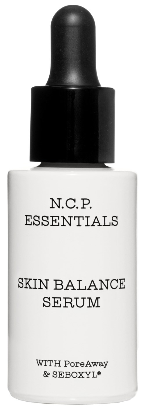 En hvit flaske med svart dråpehette, merket N.C.P. Essentials Skin Balance Serum med påstander om porereduksjon.