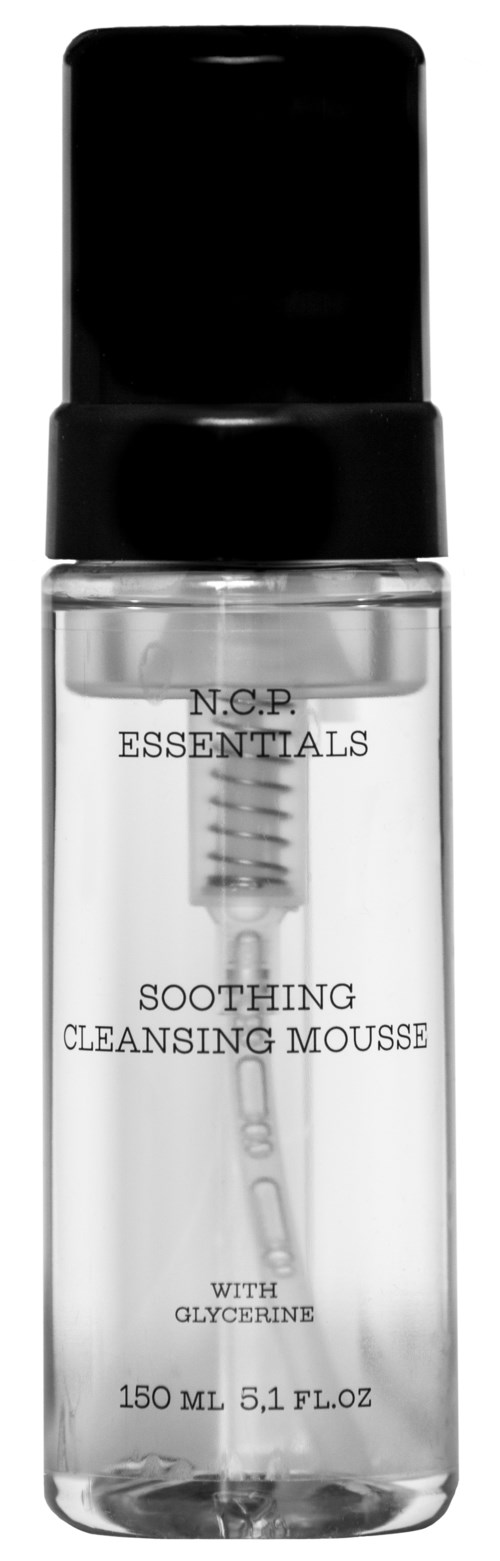 Tydlig flaska med svart lock, märkt 'N.O.P ESSENTIALS SOOTHING CLEANSING MOUSSE med Glycerin'.