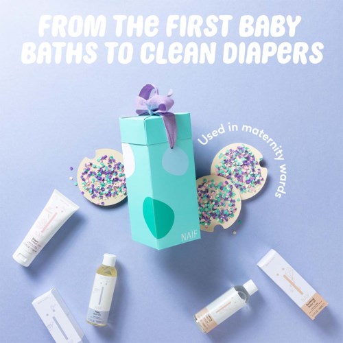 Logo einer Babyproduktmarke mit Boxen und Flaschen, umgeben von Keksen mit bunten Streuseln auf blauem Hintergrund.