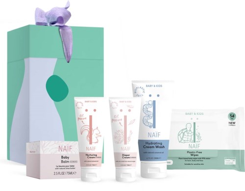 Een geschenkdoos met paarse lint en vier babyverzorgingsproducten van NAIF, inclusief creme, was en doekjes.