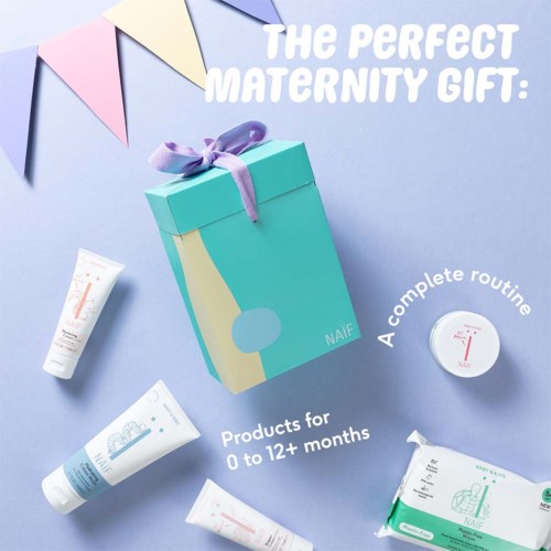 De afbeelding toont zwangerschapsproducten voor baby's tot 12 maanden, een cadeauverpakking en decoratieve vlaggen op een lichte achtergrond.