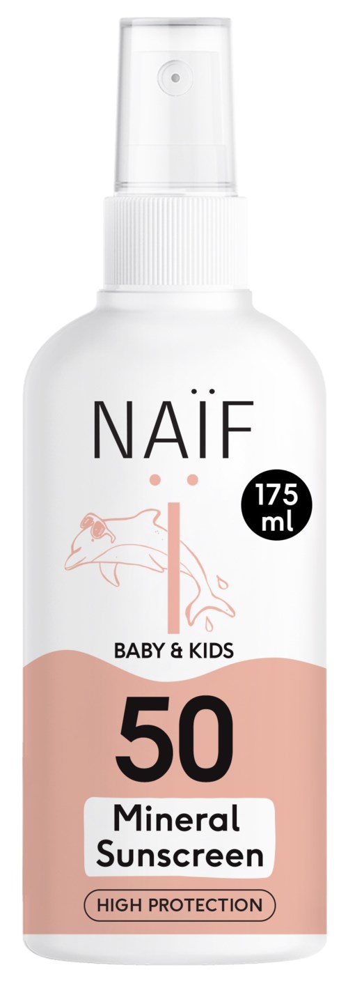En vit sprayflaska med en etikett som visar att det är mineralsolkräm för bebisar och barn, SPF 50.