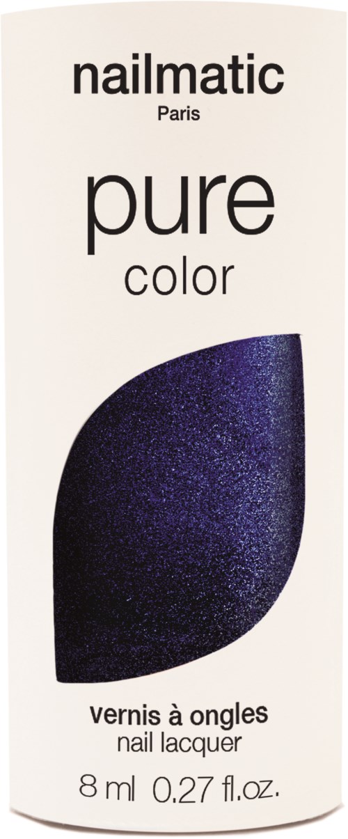En nagellackflaska med en lila glitterfärg och svart text som visar varumärke och produktdetaljer.