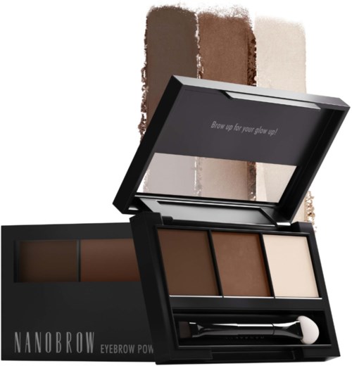 Eine Makeup-Palette mit Braun-, Dunkelbraun- und Cremetönen und einem kleinen Pinsel in einem schwarzen Koffer. Der Hintergrund zeigt Farbproben.
