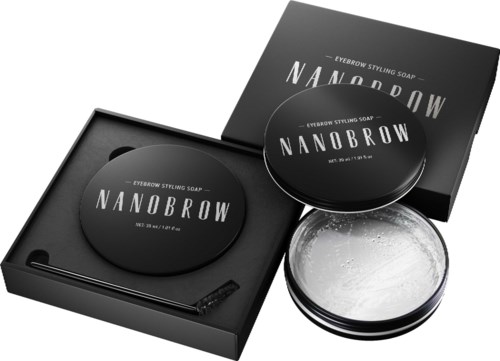 En svart låda innehåller tre runda tvålkakor märkta 'NANOBROW.' En liten verktyg ingår. Boxen och behållarna är stilrena och moderna.