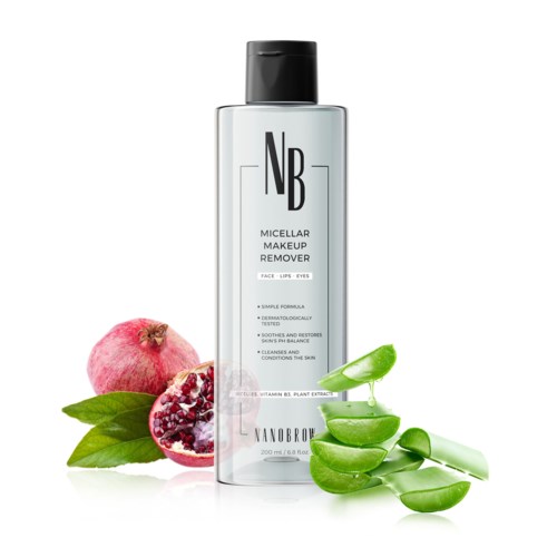 En klar flaska med svart lock märkt 'Micellar Makeup Remover'. granatäpple, aloe vera och blad finns runt den.