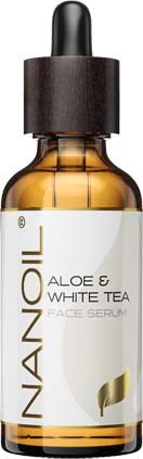 En liten bärnstensfärgad glasflaska med svart pipettlock, märkt Aloe & White Tea Face Serum.