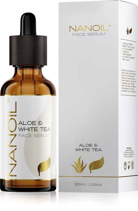 En liten brun flaska med droppare, märkt 'NANOIL Aloe & White Tea Face Serum,' bredvid en vit låda.
