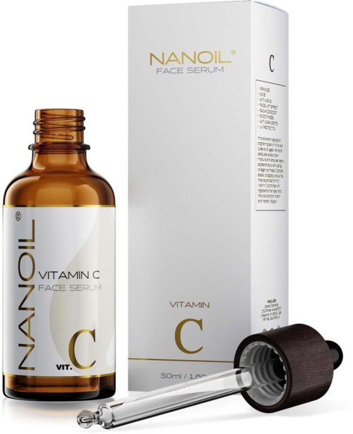 Pieni ruskehtava pullo, jossa lukee 'Vitamin C Face Serum' ja tippojenpitäjä. Samanniminen laatikko taustalla.