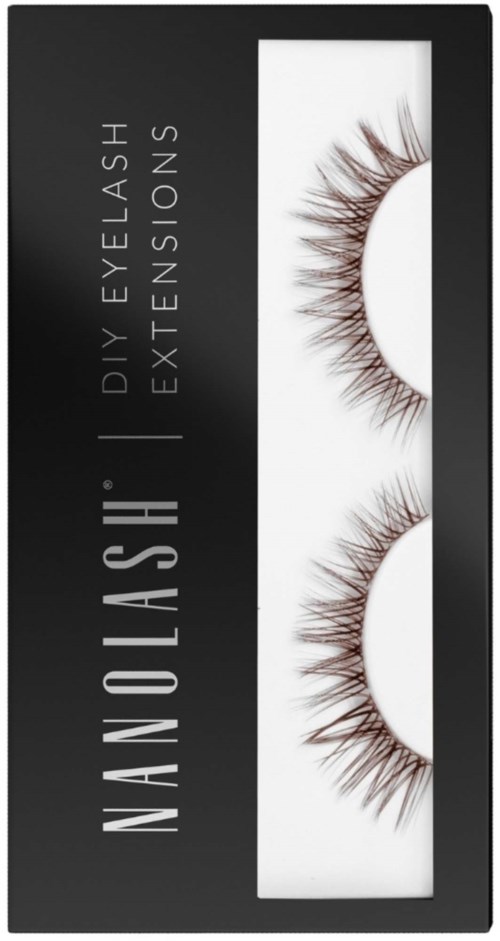 Schachtel mit falschen Wimpern, beschriftet Nanolash DIY Wimpernverlängerungen. Schwarz-weiß-Verpackung. Zwei Wimpernsets enthalten.
