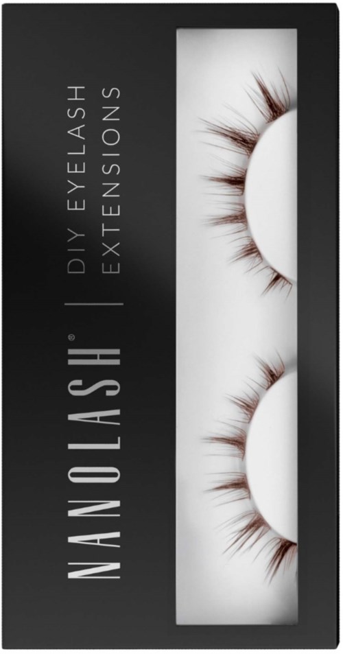 Eine Schachtel mit falschen Wimpern und Text über DIY Wimpernverlängerungen.