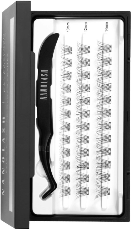 Ett svart verktyg med en böjd ände och texten "NATURAL LASH" på, placerad ovanpå remsor med ögonfransar i olika längder.