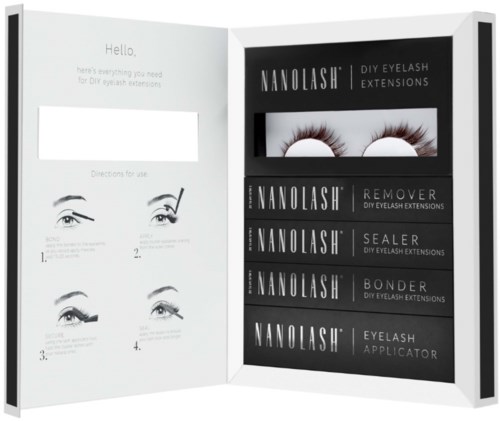 Das Bild zeigt eine Broschüre mit Anleitungen und Materialien für DIY-Wimpernverlängerungssätze, einschließlich Wimpern und Werkzeugen.