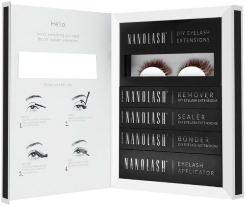 Eine Schachtel mit Wimpernverlängerungsprodukten und Anweisungen, einschließlich Schere, Entferner, Versiegler, Bonder und Applikator.