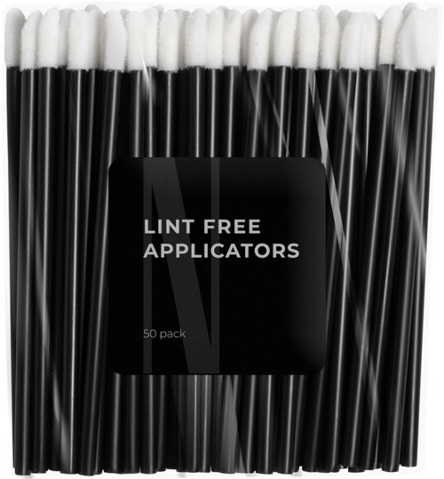 Svarta och vita bomullspinnar med en etikett, packade i ett 50-pack som kallas 'Lint Free Applicators.'