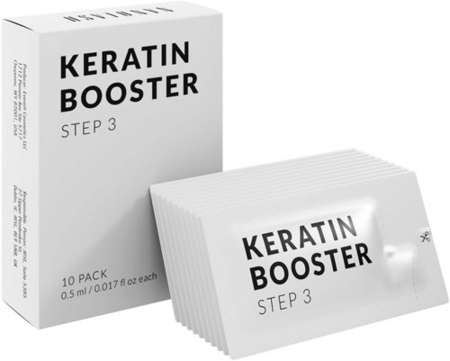 En æske og poser med Keratin Booster Trin 3 til hårbehandling, med enkel emballage og hvidt design.
