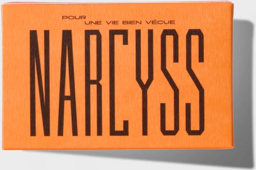 Oransje boks med svart tekst som sier "Pour une vie bien vécue Narcyss."