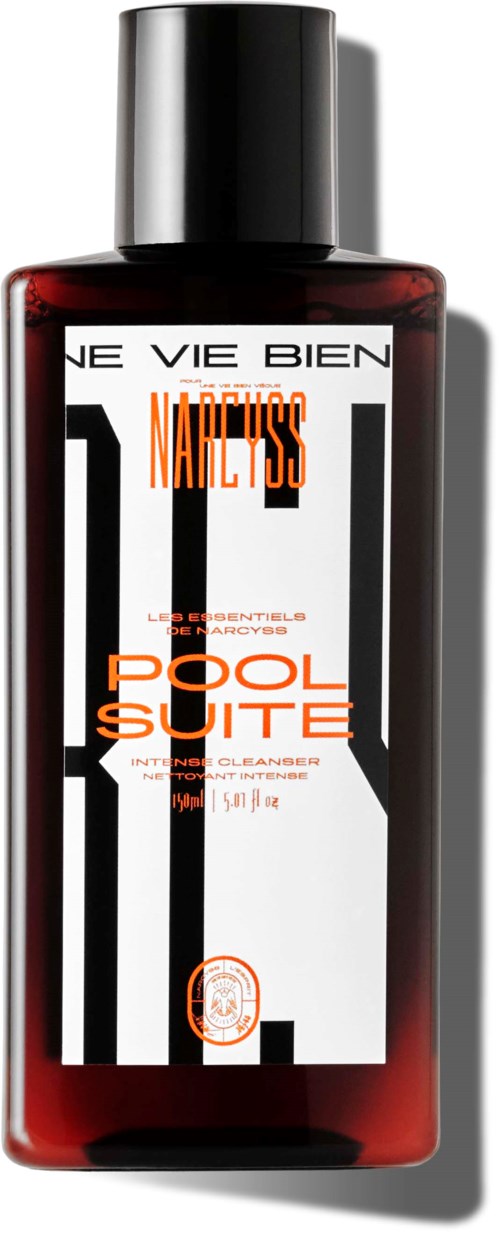 En rød flaske med svart lokk, merket 'POOL SUITE' og 'NARCISS' i svart og oransje tekst.