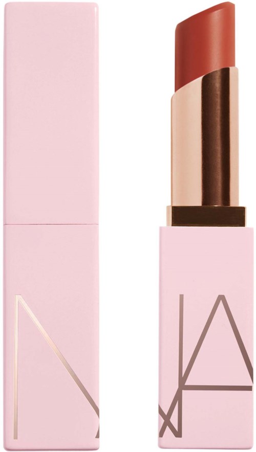 Ett rosa läppstift i ett ljust rosa fodral med en logga på. Läppstiftet är brunt rött.