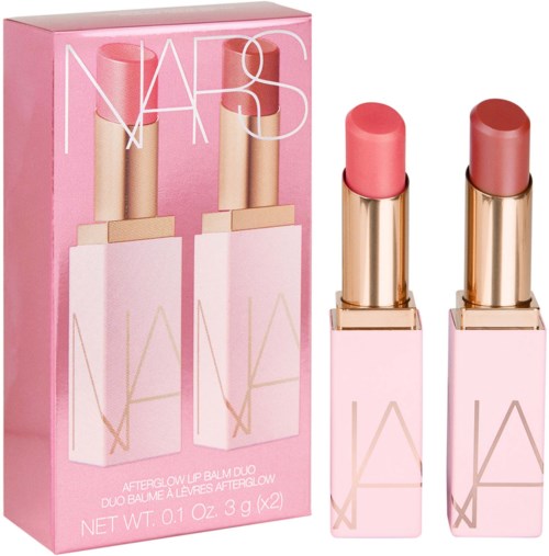 Två NARS läppbalsam i rosa och nude nyanser i en rosa förpackning för NARS Afterglow Lip Balm Duo.