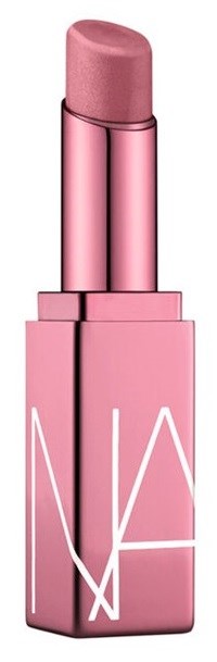 Valkoinen huulipuna kiiltävässä pullossa ja NARS-logo. Huulipuna on hieman kierretty ylös.