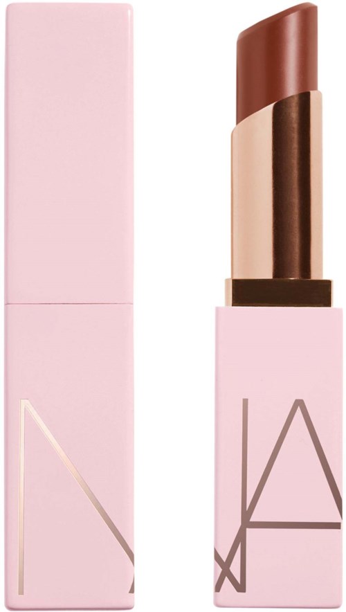Hellrosa Lippenstift mit brauner Nuance im Inneren, neben passender rosa Verpackung. Modernes Design mit großen Buchstaben.