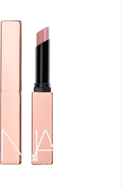 Een lippenstift met roze verpakking en zwarte onderkant, met de lippenstift uitgevouwen en in roze tint.