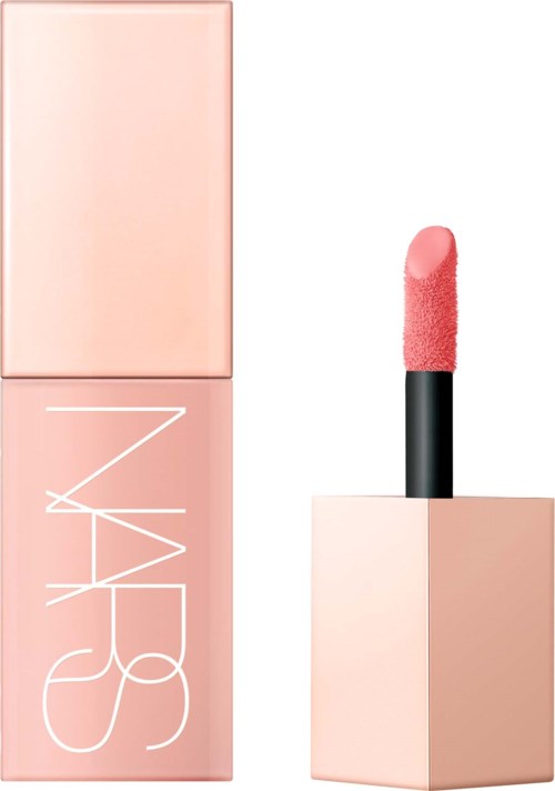 Een roze lippenstift met een vierkante basis naast de bijpassende roze doos. De lippenstift heeft een zachte, afgeronde punt.