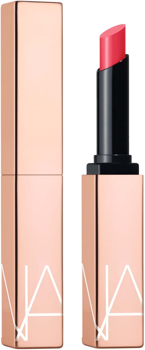 Ein Lippenstift in einem rosa Etui mit NARS-Logo, zeigt den Lippenstift in einem Korallenfarbton.