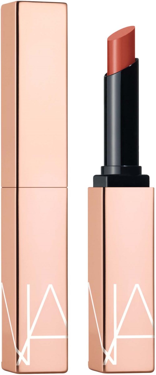 Ein Lippenstift in einem rosa Etui mit NARS-Logo, zeigt den Lippenstift in einem natürlichen Farbton.