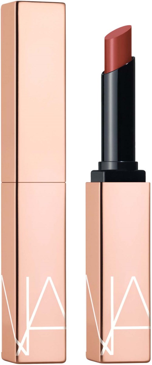 Ein Lippenstift mit rosa Verpackung, die Lippe ist braunrot und teilweise ausgefahren.
