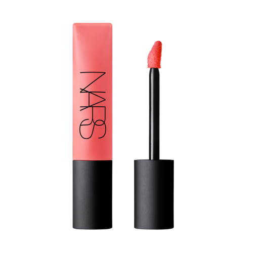 En rosa läppstiftstift med svart lock, lite läppstift på applikatorpinnen. Varumärket NARS står på tuben.